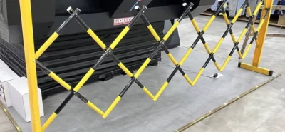 A portable barrier securing a machine kept in a busy area